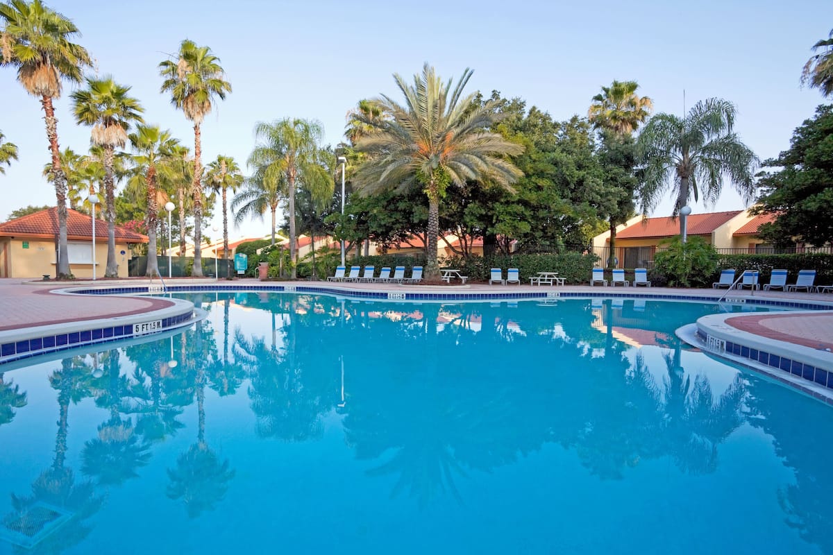 Een kluis op de kamer, een laptopwerkplek, verduisterende gordijnen