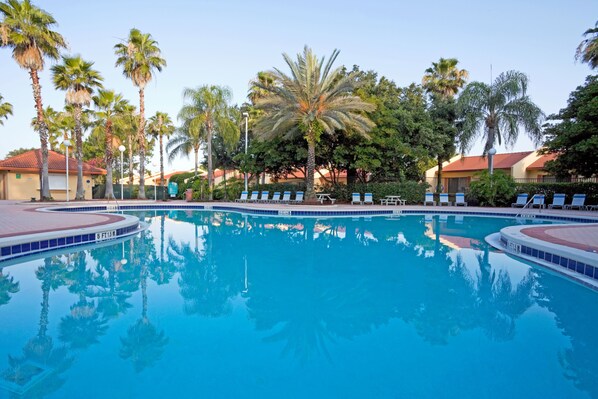 Caja de seguridad en la habitación y espacio para trabajar con laptop 
