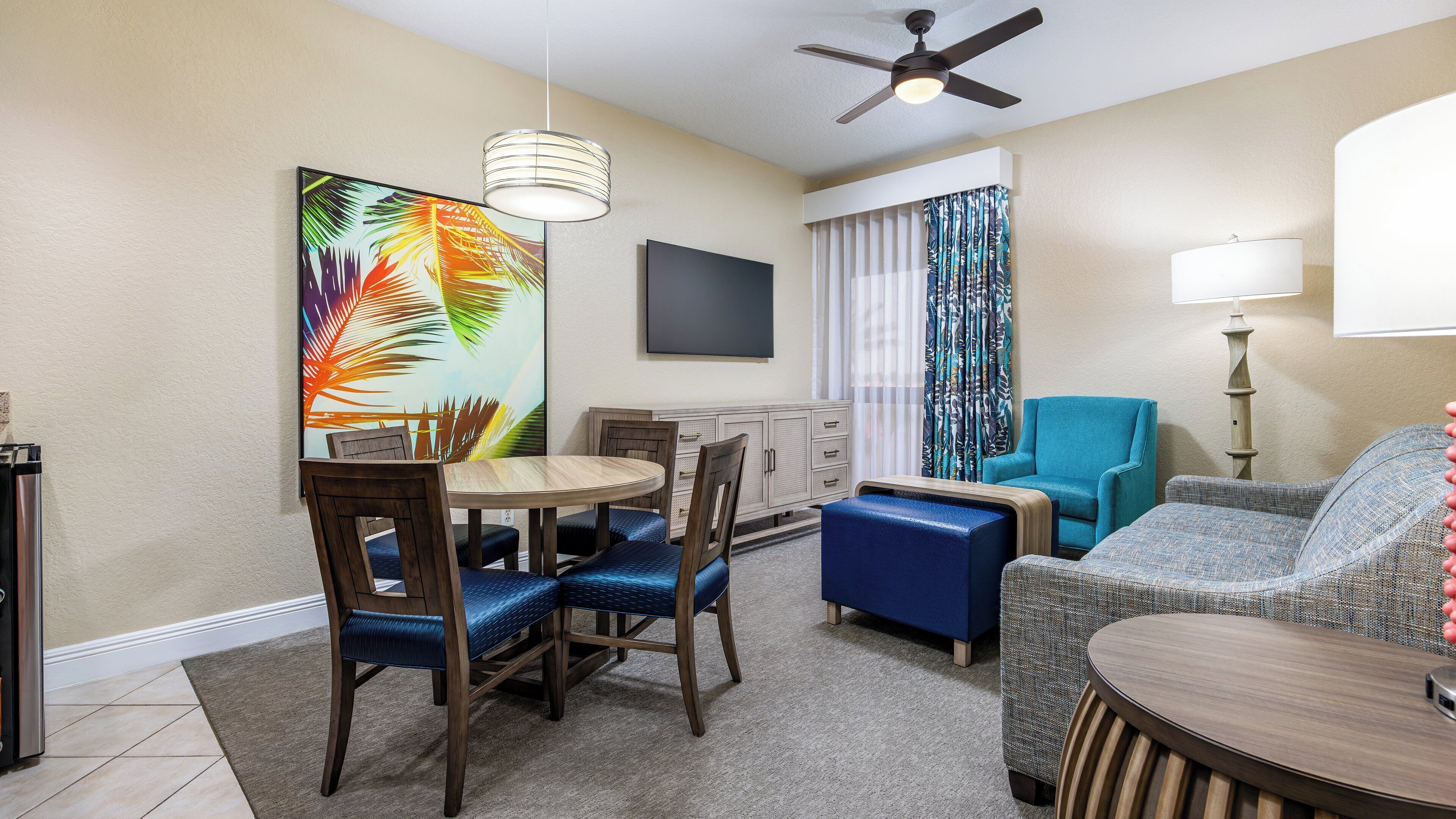 Caja de seguridad en la habitación y espacio para trabajar con laptop 