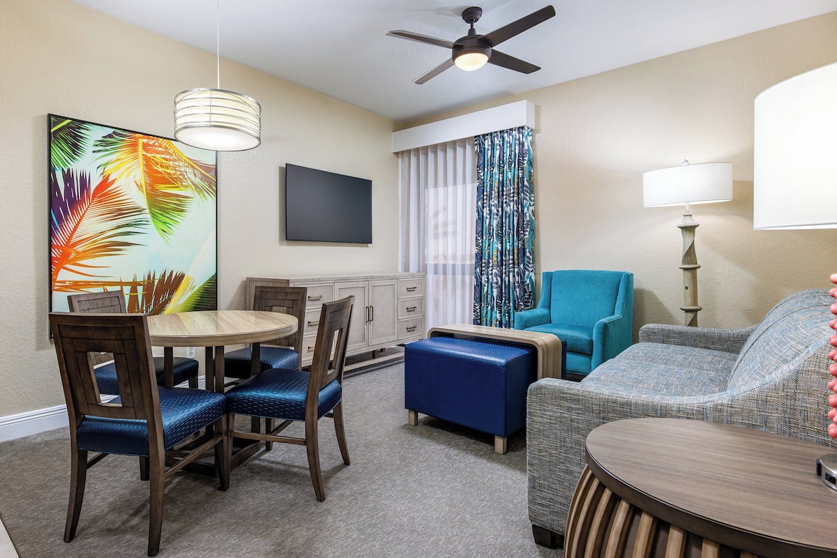 Caja de seguridad en la habitación y espacio para trabajar con laptop