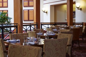 供应早餐、午餐和晚餐，美洲菜