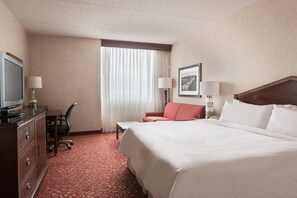 Premium bedding, down comforters, pillowtop beds, in-room safe - Columbus Airport Marriott (Columbus)