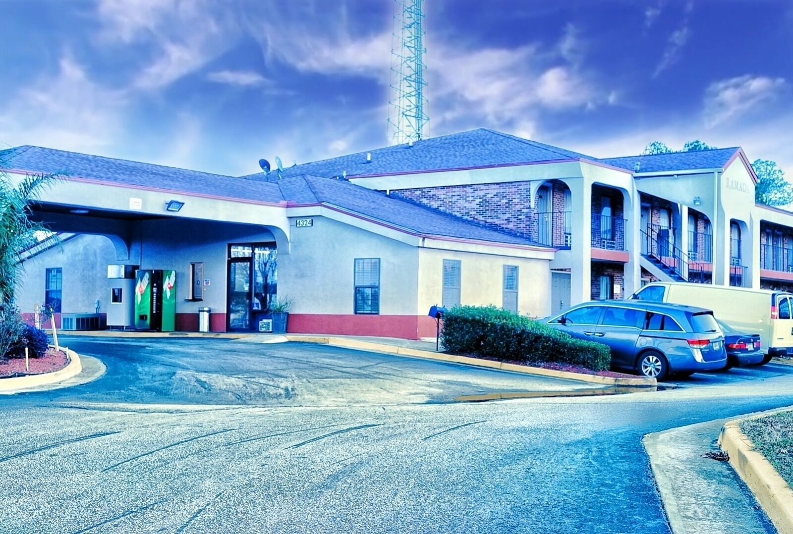 施設の正面 (日没後)