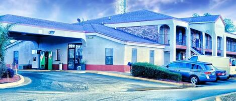 Fassade der Unterkunft – Abend/Nacht