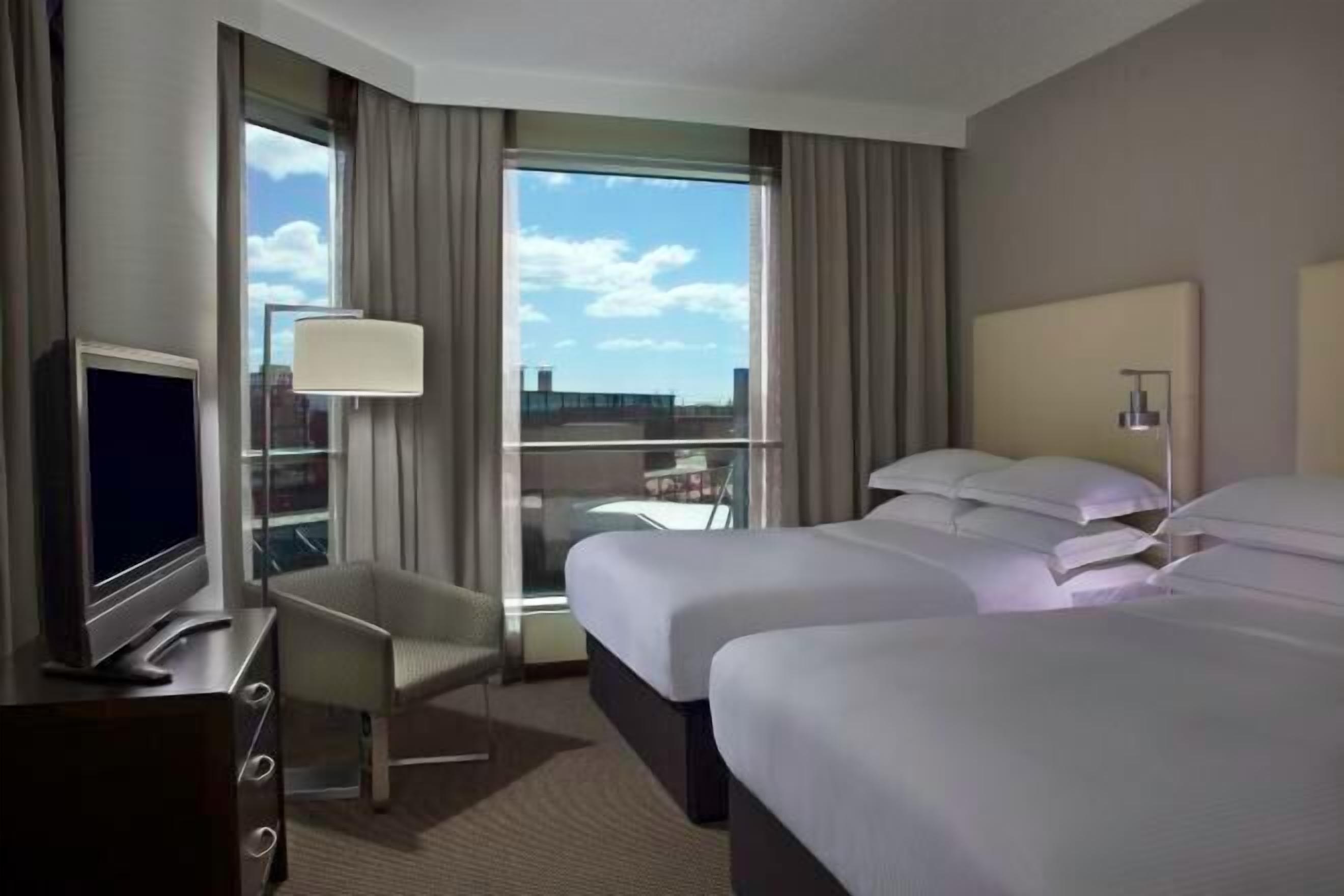 防过敏的被褥、客房内保险箱、办公桌、笔记本电脑工作区