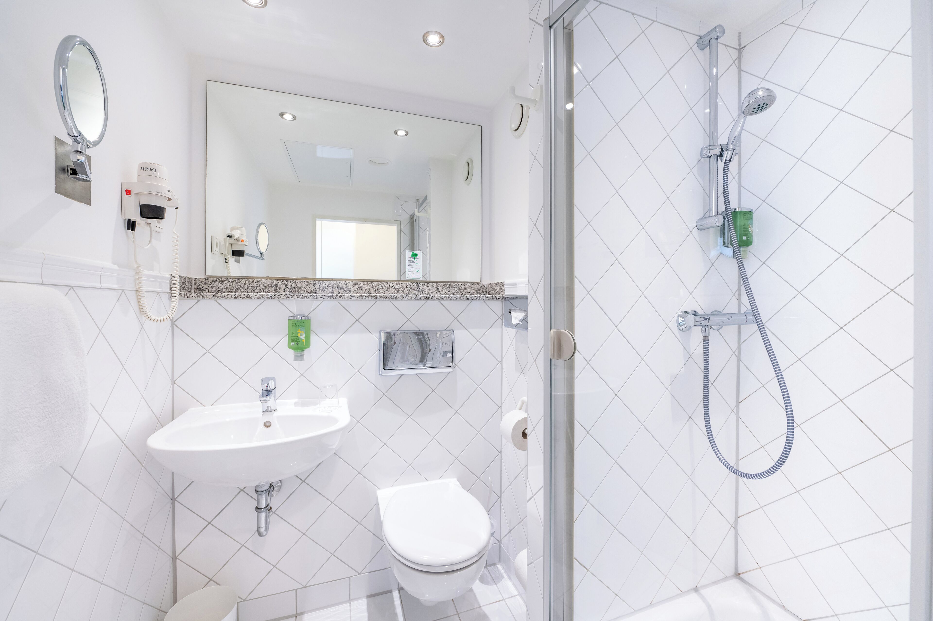 separate bathtub and shower, hair dryer, towels