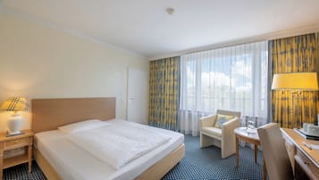 Superior kamer, 1 queensize bed | Luxe beddengoed, een kluis op de kamer, een bureau