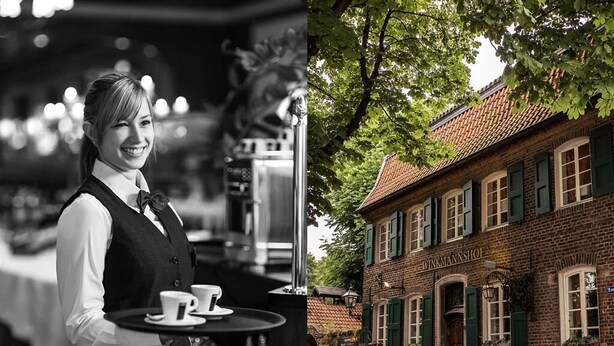 Een ober die een dienblad vasthoudt met kopjes en schotels, en een gebouw genaamd "WINKMANSHOF" met een bakstenen gevel en groene luiken.