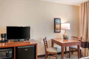 Standard Room, 2 Queen Beds, Non Smoking | In-room safe, desk, soundproofing, iron/ironing board - Comfort Inn Medford North (Medford)