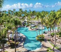 2 piscinas externas, funciona das 7h às 22h, guarda-sóis