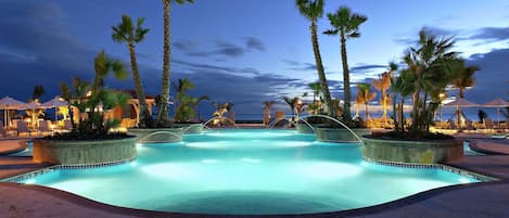 2 Außenpools, geöffnet von 07:00 Uhr bis 22:00 Uhr, Sonnenschirme