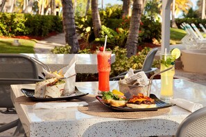 3 quầy bar/khu lounge, quầy bar bên hồ bơi 