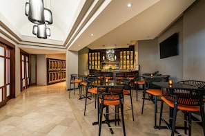 3 restaurants; breakfast, lunch, dinner and brunch served