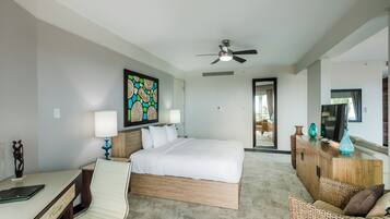 Habitación de hotel con cama, escritorio, silla y un espejo grande.
