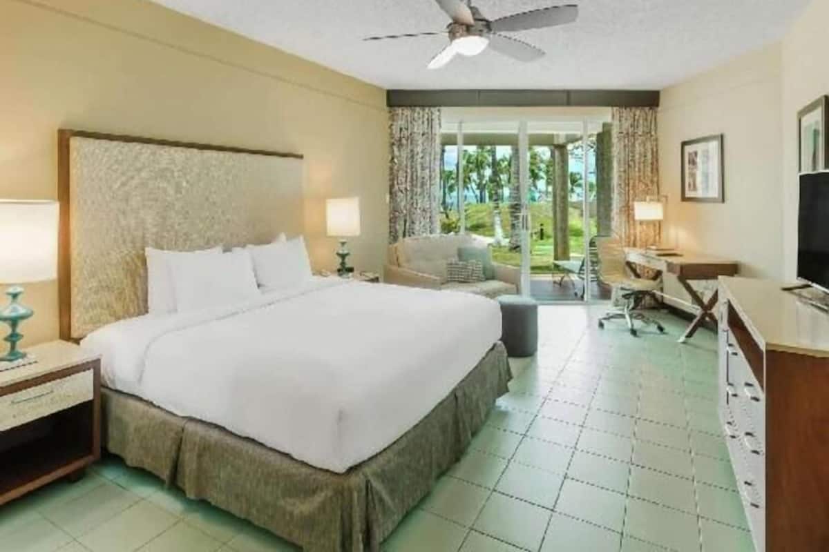 Ropa de cama de alta calidad y caja de seguridad en la habitación