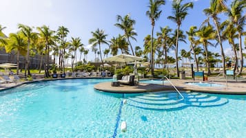 2 piscinas externas, funciona das 7h às 22h, guarda-sóis