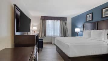 Espacio para trabajar con laptop y cortinas blackout