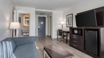Suite, 1 kingsize-seng, ikke-røyk, kjøleskap og mikrobølgeovn (with Sofabed) | Skrivebord for bærbar PC, blendingsgardiner og strykejern/-brett
