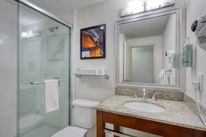 Habitación estándar, 2 camas matrimoniales, para no fumadores, refrigerador y microondas | Baño | Tina con regadera, amenidades de baño ecológicas, secadora de cabello 