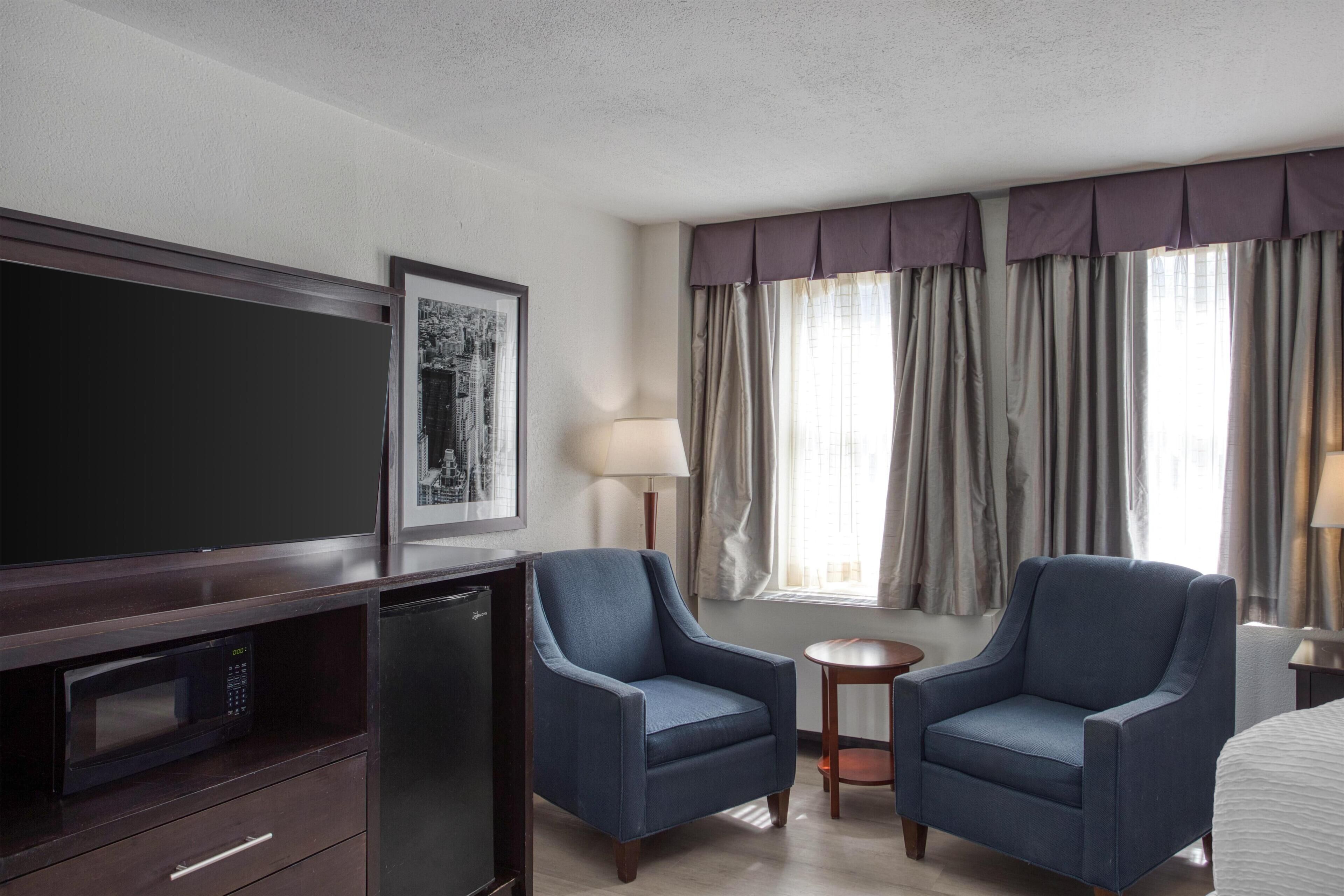 Standard Room, 1 King Bed, Non Smoking, Refrigerator & Microwave | Laptop workspace, blackout drapes, iron/ironing board
