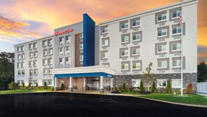 A modern hotel with a prominent "Hampton Inn" sign, a covered entrance, and a landscaped front yard. - Hampton Inn Egg Harbor Township Atlantic City (Egg Harbor Township)
