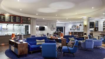 Frokost og middag serveres