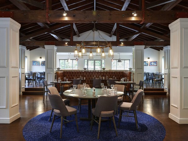 Melayani sarapan dan makan malam