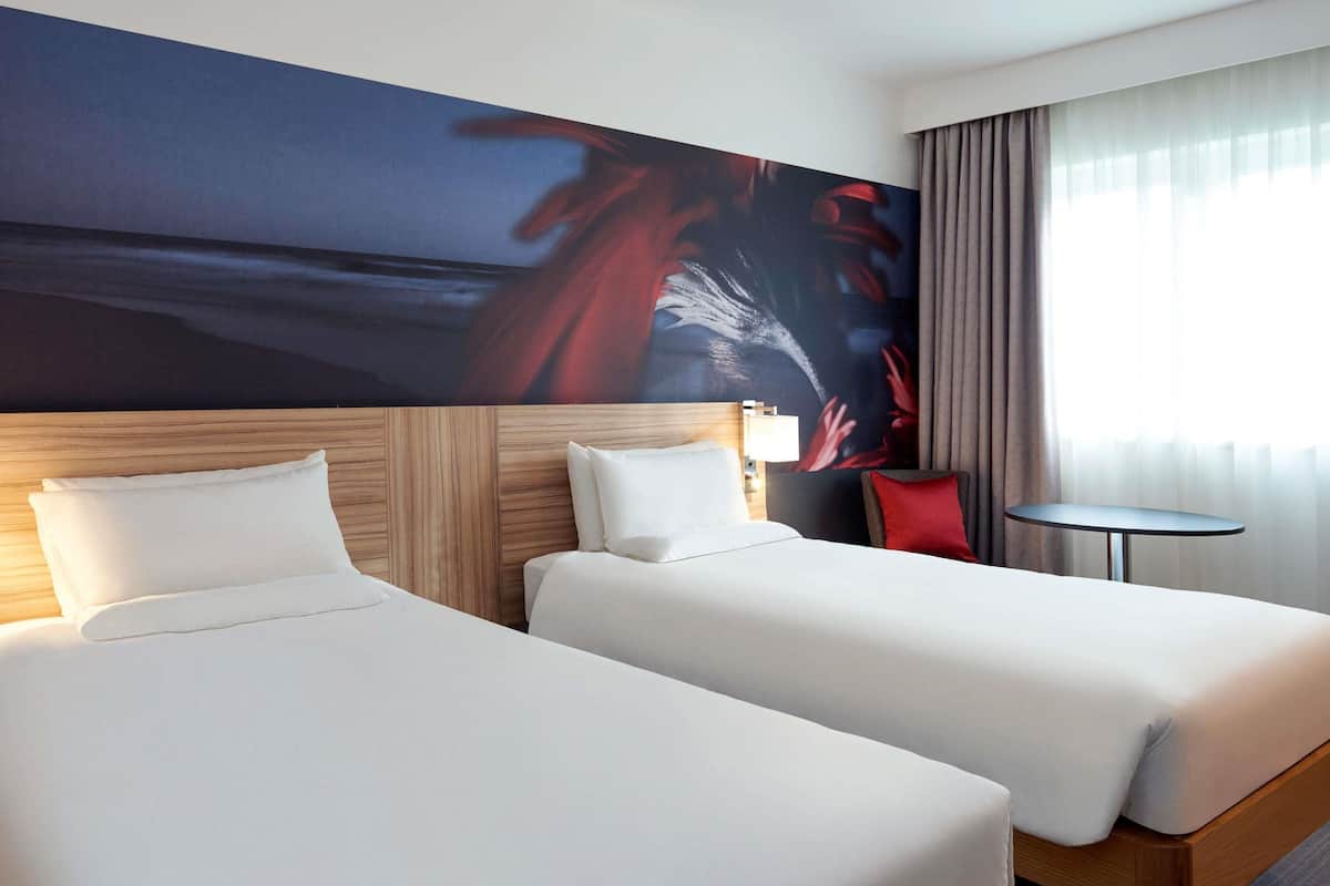 Hypo-allergenic bedding, in-room safe, desk, soundproofing