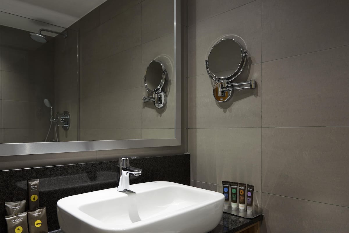 Literie hypoallergénique, coffre-fort pour ordinateur portable, bureau