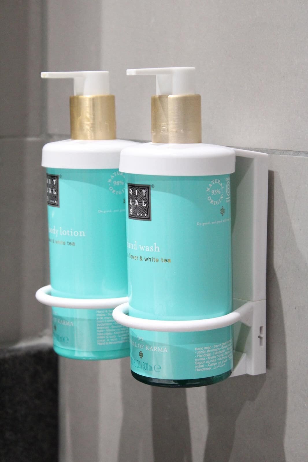 superior room, 1 double bed | bathroom | combined shower/bathtub, deep-soaking bathtub, rainfall showerhead