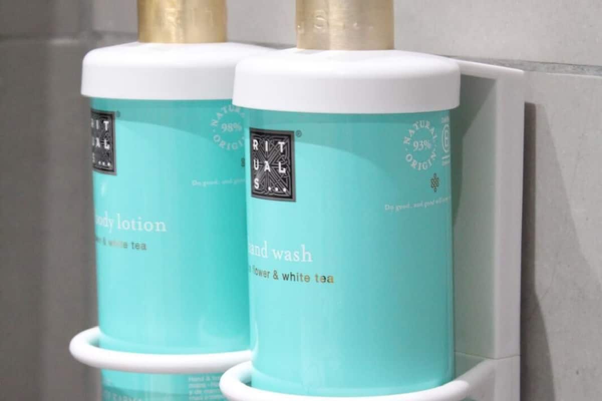 superior room, 1 double bed | bathroom | combined shower/bathtub, deep-soaking bathtub, rainfall showerhead