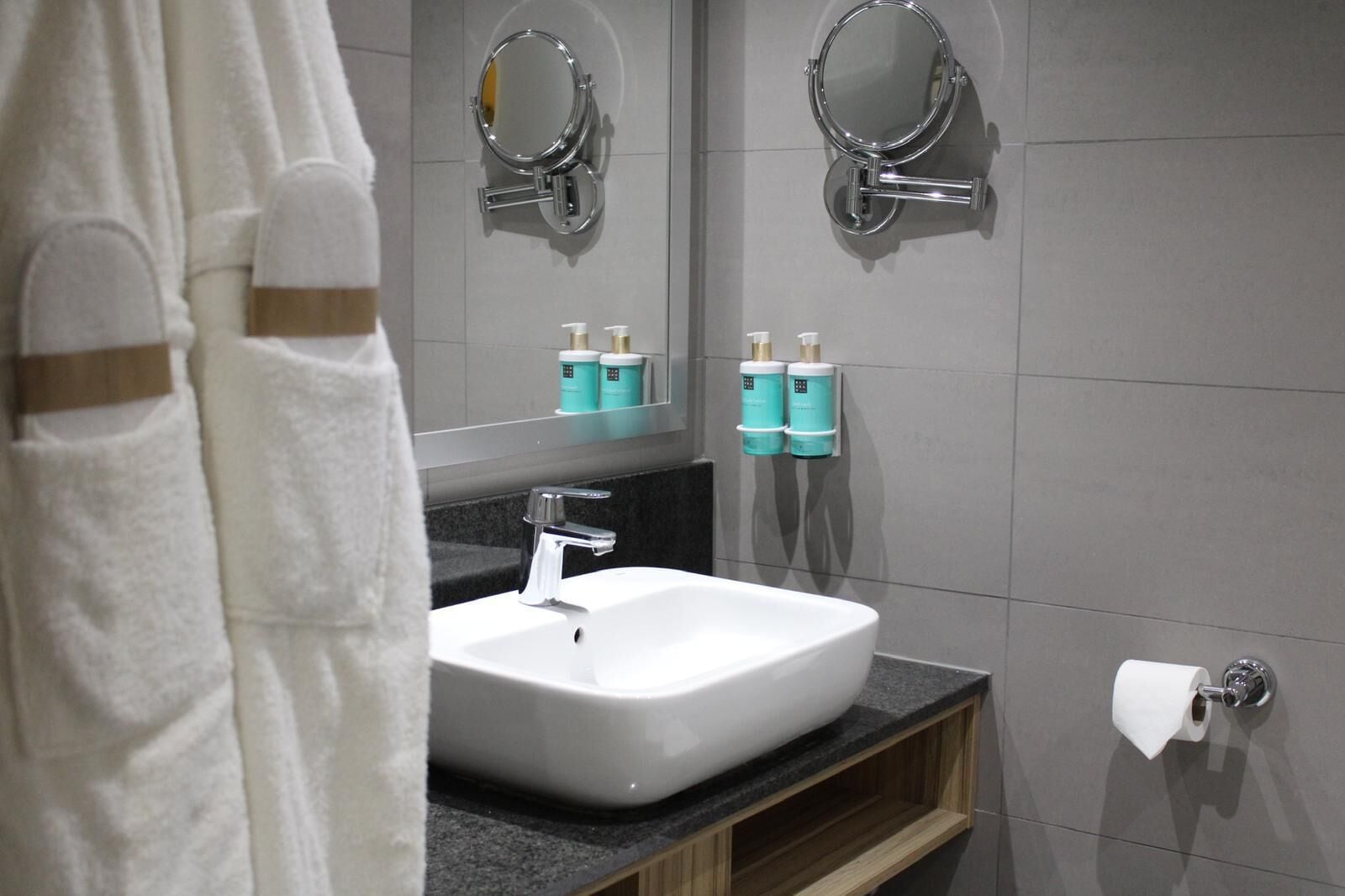 executive room, 1 double bed | bathroom | combined shower/bathtub, deep-soaking bathtub, rainfall showerhead