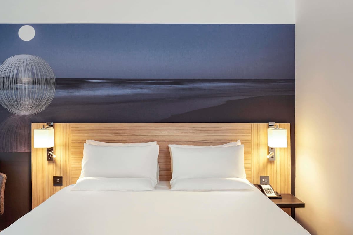 hypo-allergenic bedding, in-room safe, desk, soundproofing