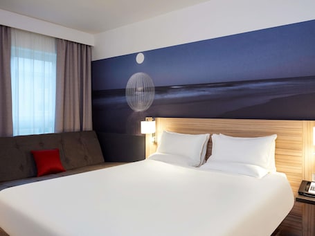 Hypo-allergenic bedding, in-room safe, desk, soundproofing. Novotel London Stansted Airport
