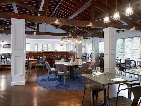 每日供应英式早餐(每人 GBP 16.45). 伦敦斯坦斯特机场诺富特酒店