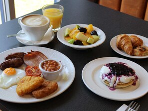 Sarapan Inggeris setiap hari (GBP 16.45 seorang) 