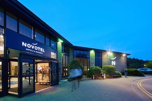 Entrada de un hotel con un cartel que dice "NOVOTEL HOTELS & RESORTS".