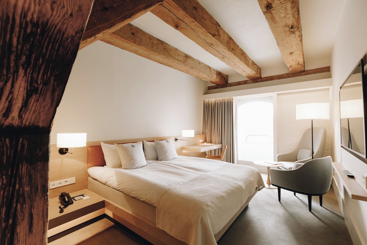 Ropa de cama de alta calidad, colchones con pillow-top y minibar 