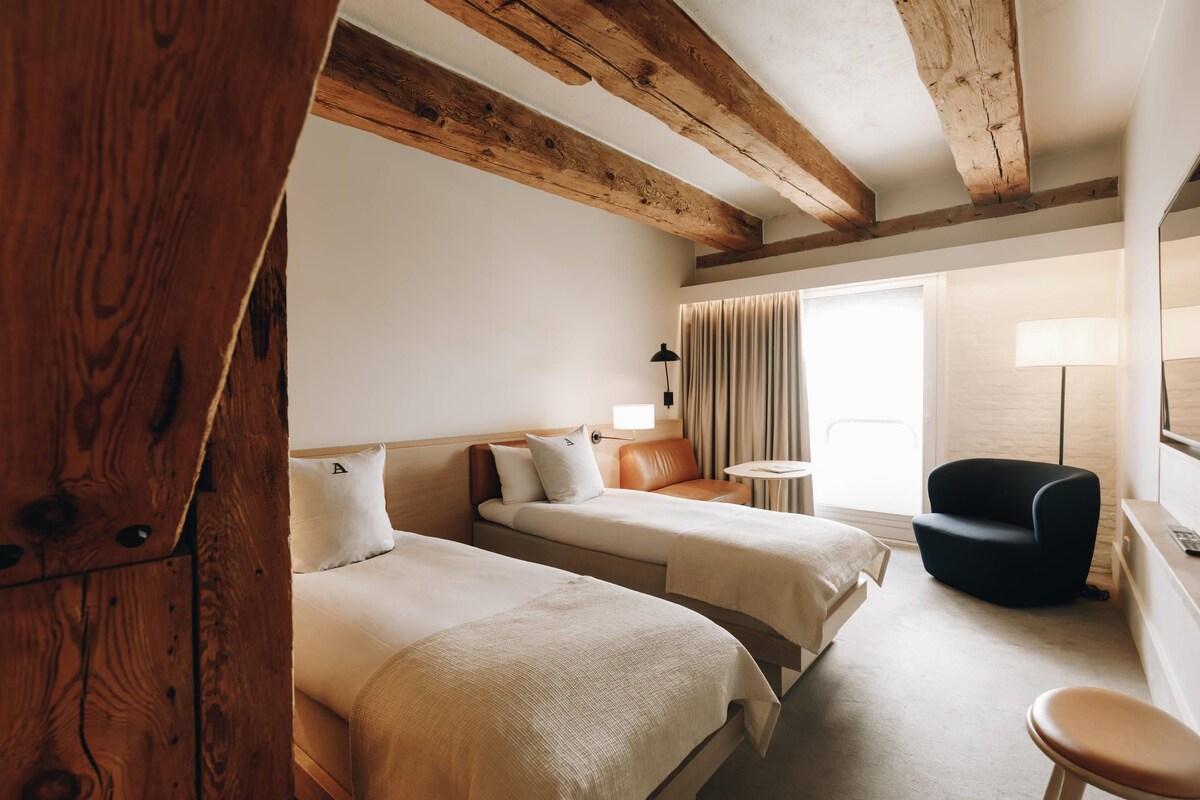 Ropa de cama de alta calidad, colchones con pillow-top y minibar 