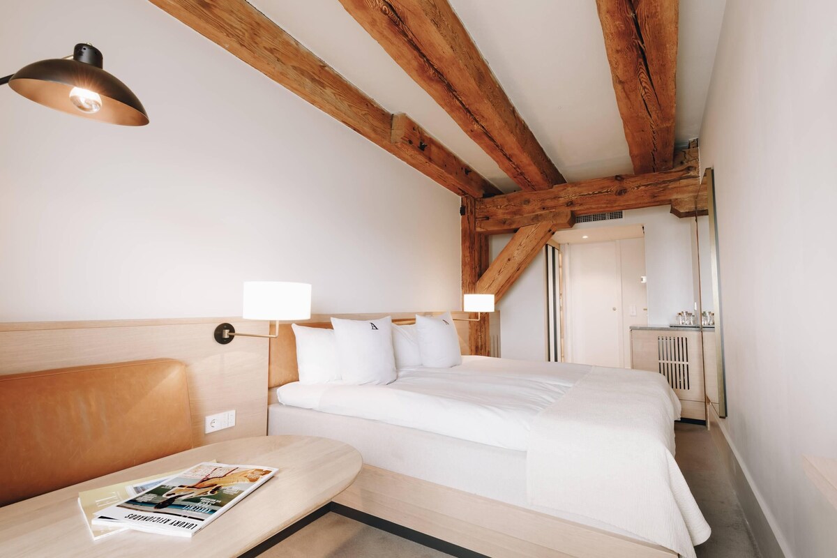 Ropa de cama de alta calidad, colchones con pillow-top y minibar 