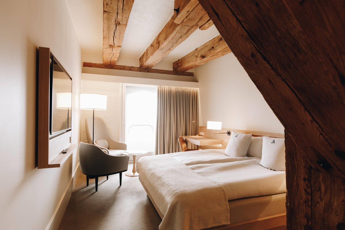 Ropa de cama de alta calidad, colchones con pillow-top y minibar 