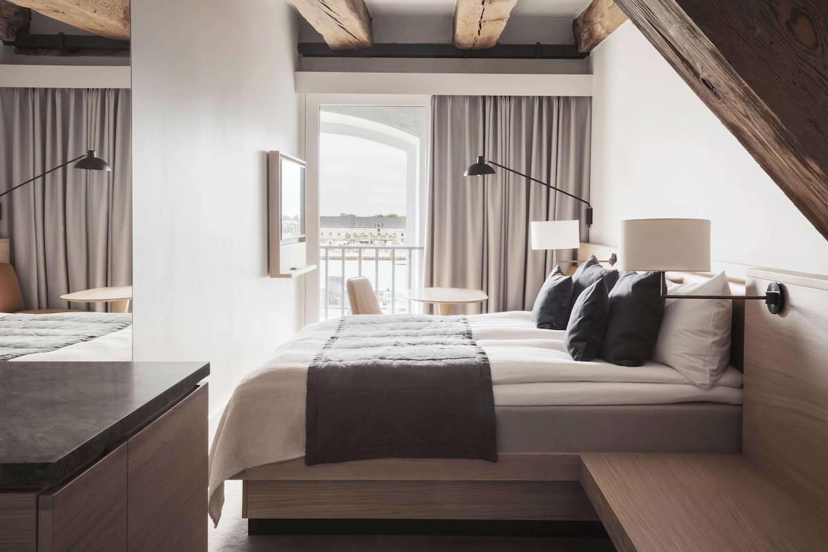 premium bedding, pillow-top beds, minibar, in-room safe