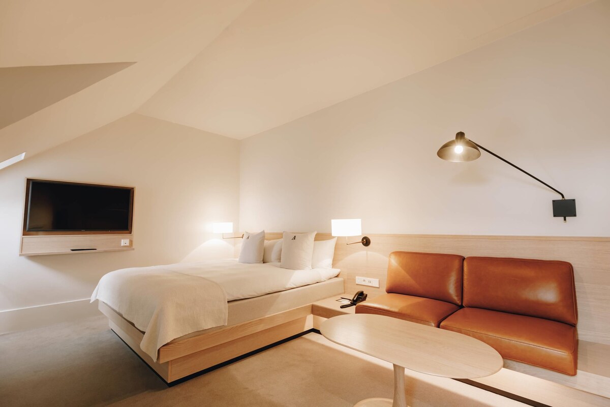 Ropa de cama de alta calidad, colchones con pillow-top y minibar 