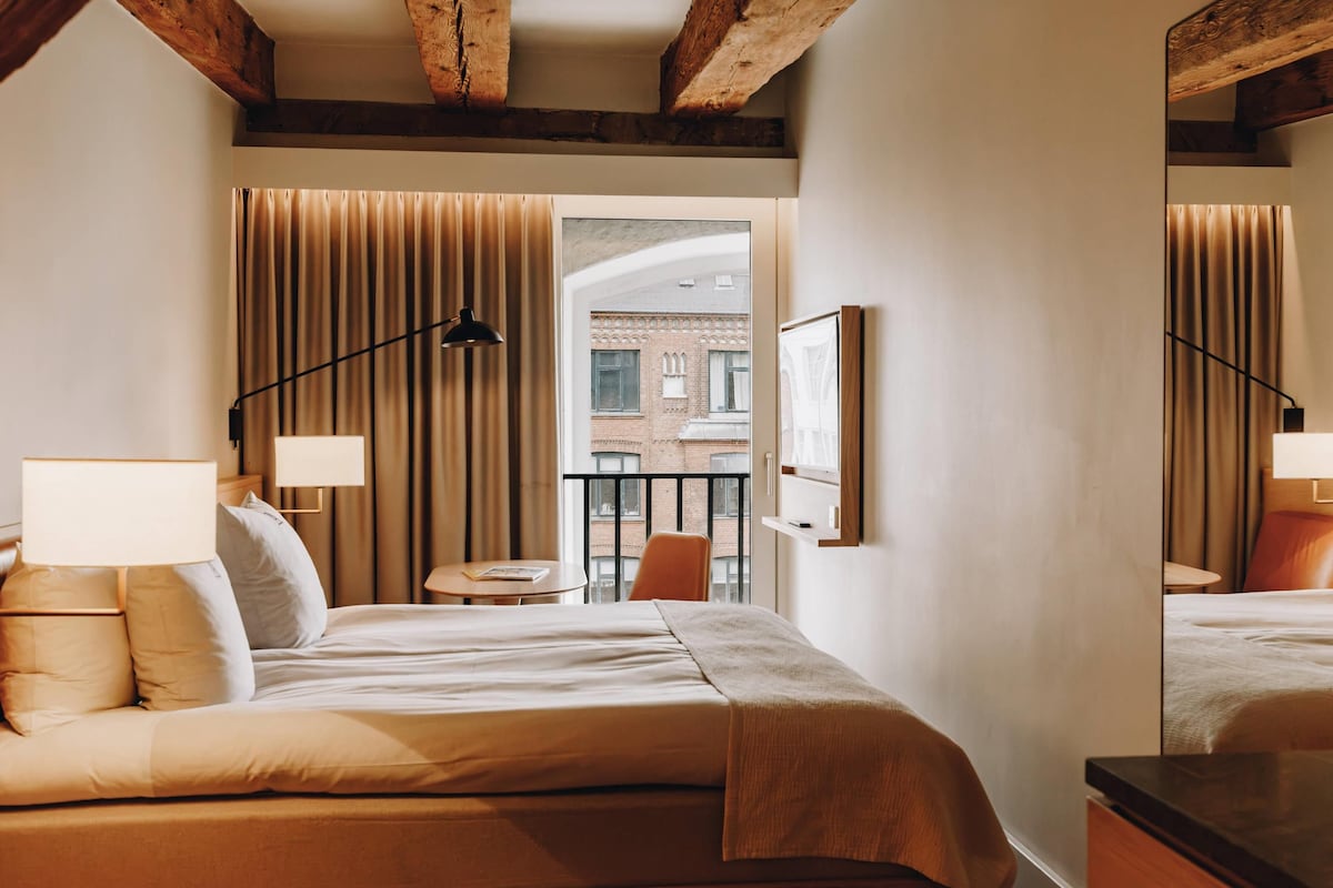 Ropa de cama de alta calidad, colchones con pillow-top y minibar 