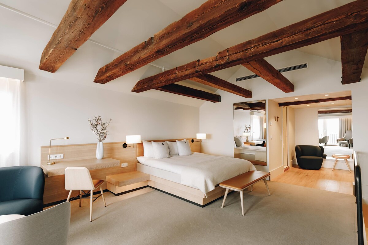 Ropa de cama de alta calidad, colchones con pillow-top y minibar 
