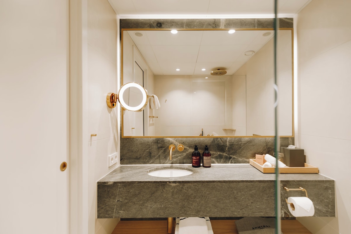 Ropa de cama de alta calidad, colchones con pillow-top y minibar 