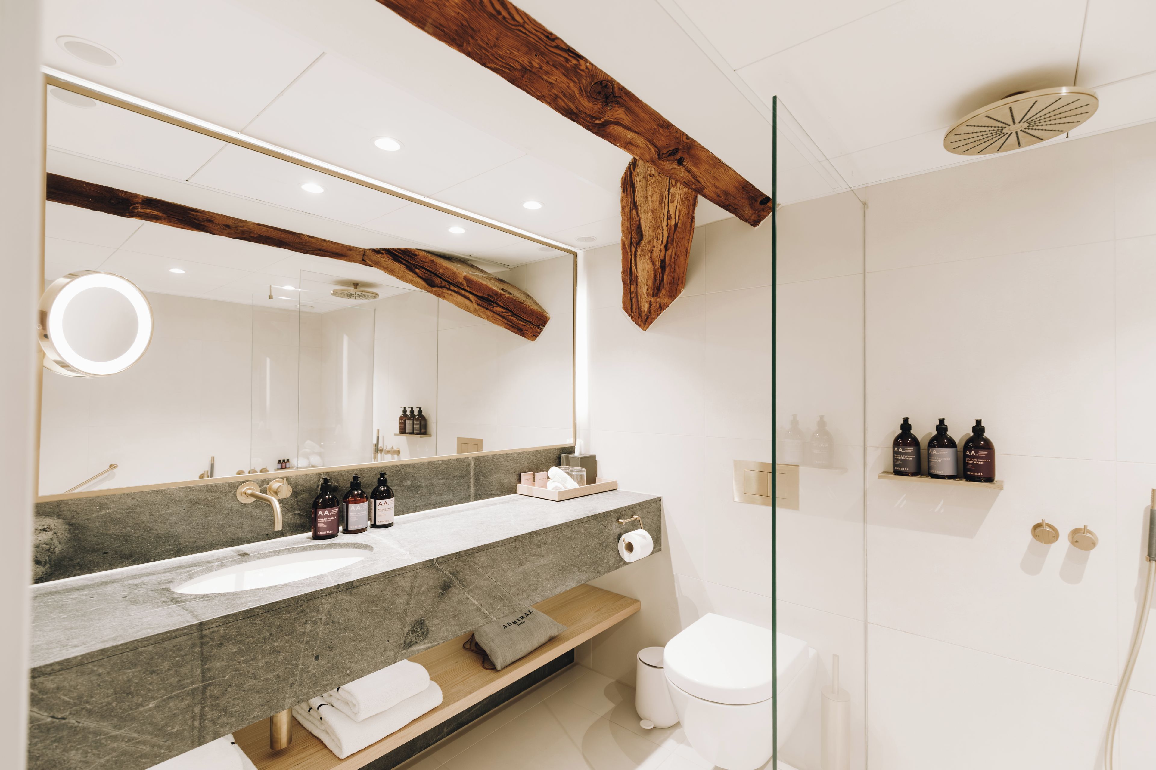 Suite | Badkamer | Gratis toiletartikelen, een haardroger, handdoeken, zeep