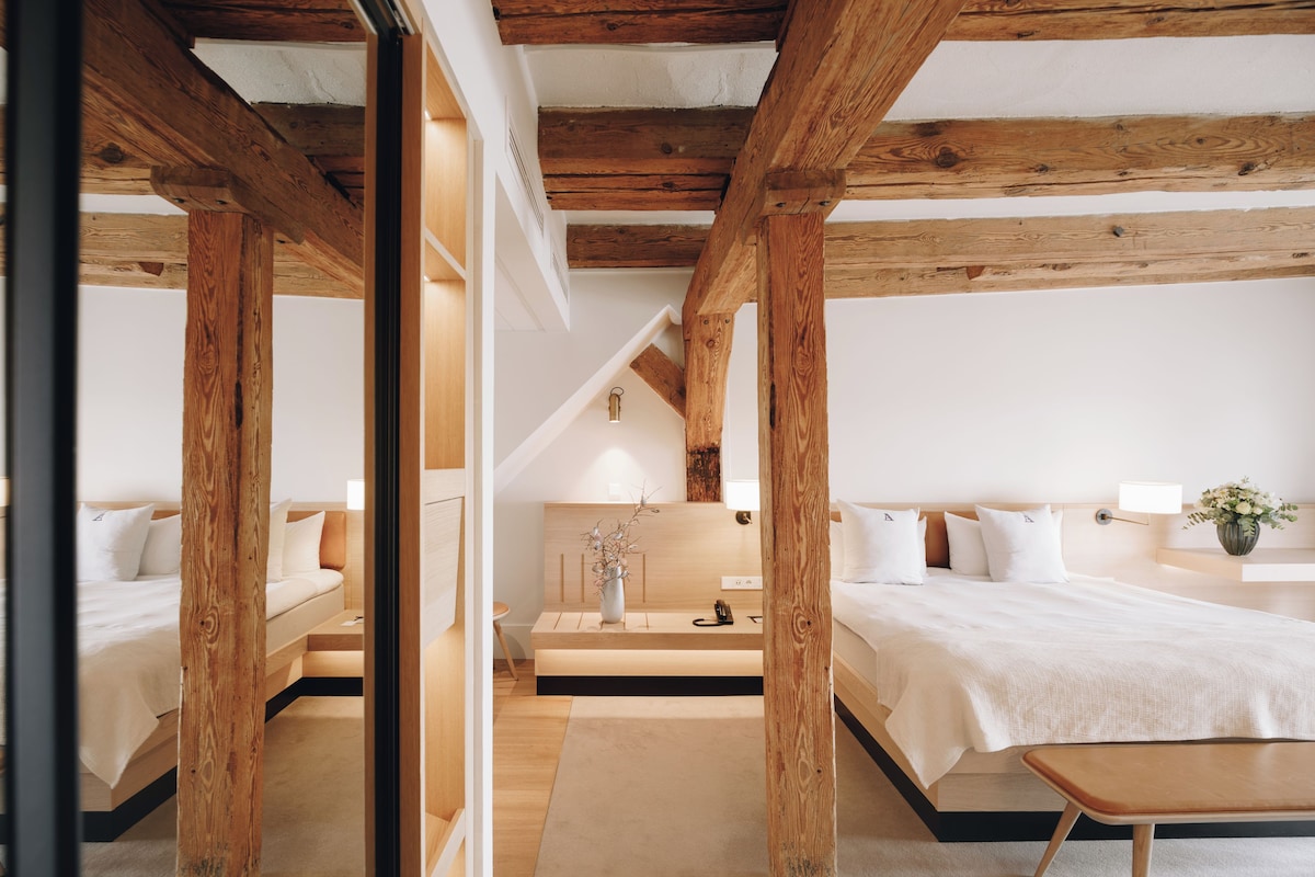 Ropa de cama de alta calidad, colchones con pillow-top y minibar 