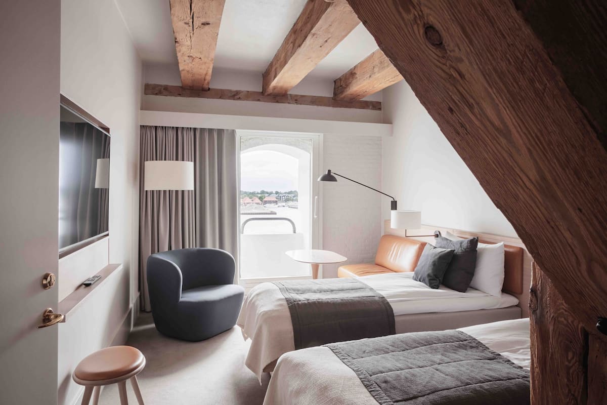 Deluxe Twin Room (Waterfront) | Premium bedding, pillow-top beds, minibar, in-room safe