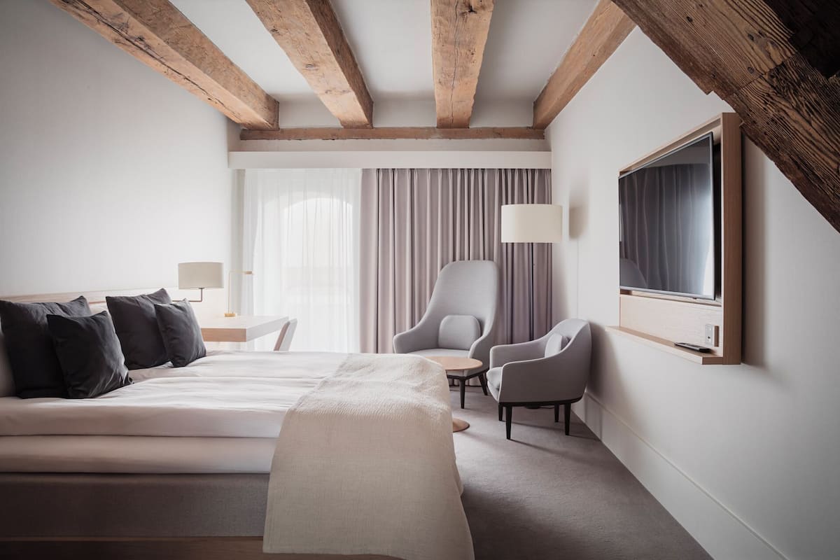 Superior King Room | Roupas de cama premium, camas com colchões pillow-top, frigobar